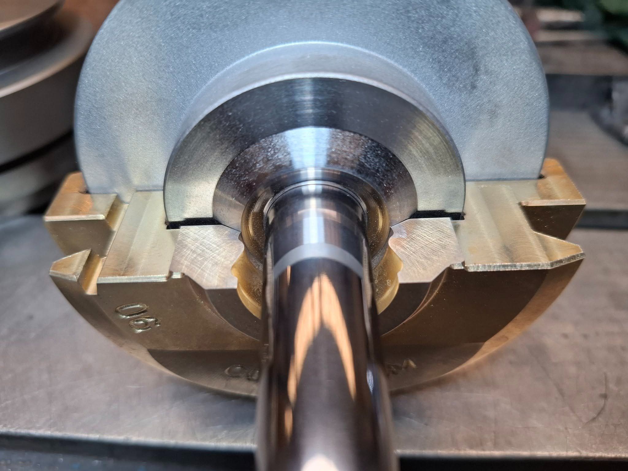 Ajuste de una boca de molde en el taller